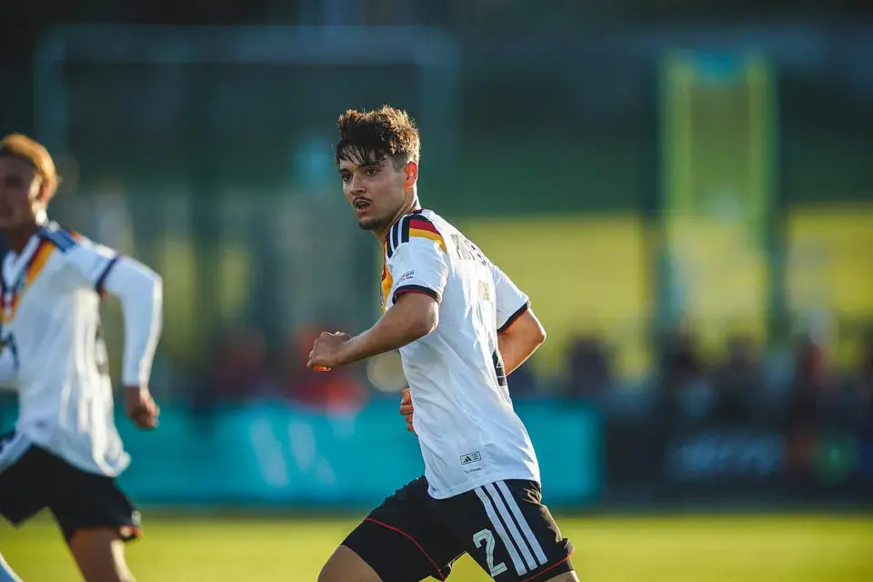 HSV: Danach EM-Held! Irre Trikotpanne von HSV-St&uuml;rmer - BILD