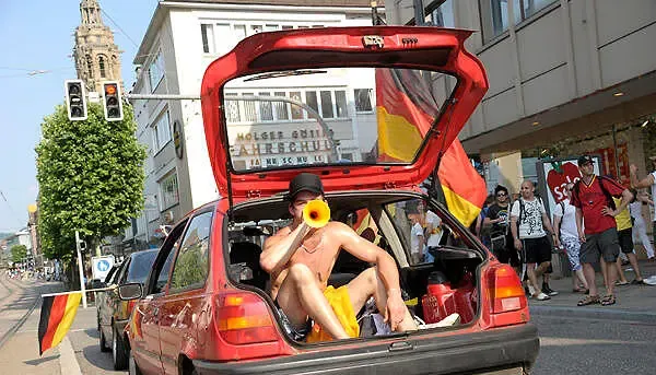 Autokorso im Kofferraum: Deutsche Fans feiern in Heilbronn den Einzug ins Halbfinale im Jahr 2010.