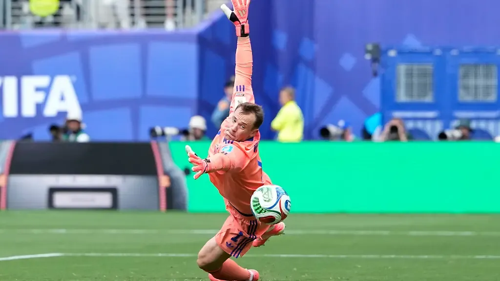 Fussball-Maenner-WM-2026-Ecuador-Deutschland-Vorrunde-Gruppe-E-Spieltag-3-New-York-New-Jersey-Stadion-Der-deutsche-Torhueter-Manuel-Neuer-kann-einen-Schuss-des-Ecuadorianers-Nilson-Angulo-zum-1-1-nicht-abwehren