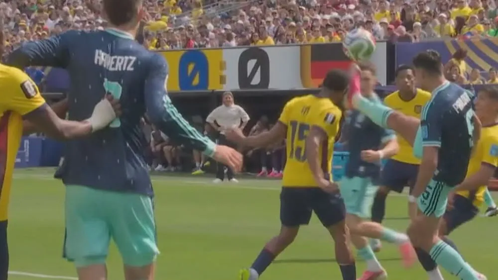 Deutschland erwischt einen Traumstart. Bereits in der zweiten Minute erzielt Leroy Sané das Führungstor gegen Ecuador. Die Balleroberung sorgt jedoch für Diskussionen. Pavlovic hatte seinen Gegenspieler am Kopf getroffen. Sehen Sie das Tor hier im Video.Quelle:Magenta TV