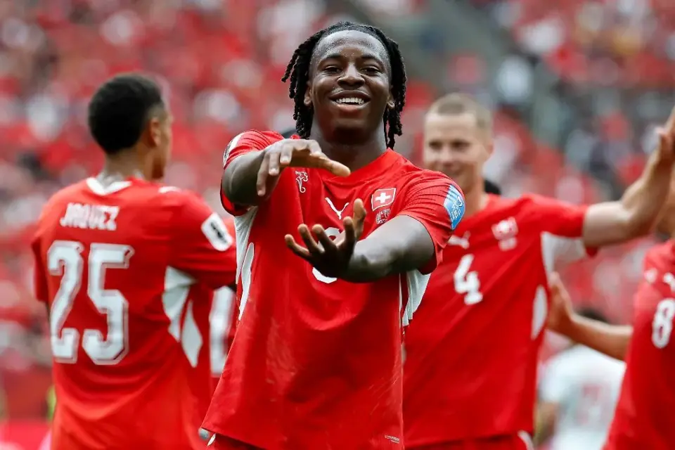 WM 2026: Wettbieten von England-Klubs: Wechsel-Wende bei Bundesliga-Star Johan Manzambi? - BILD
