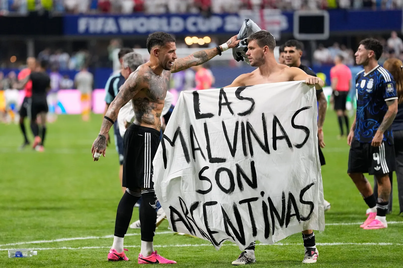 15.07.2026, USA, Atlanta: Fußball, Männer, WM 2026, England - Argentinien, Halbfinale, Atlanta-Stadion. Der Argentinier Giovani Lo Celso hält ein Transparent mit der Aufschrift „Las Malvinas son Argentinas" in die Höhe. Foto: Rebecca Blackwell/AP/dpa +++ dpa-Bildfunk +++