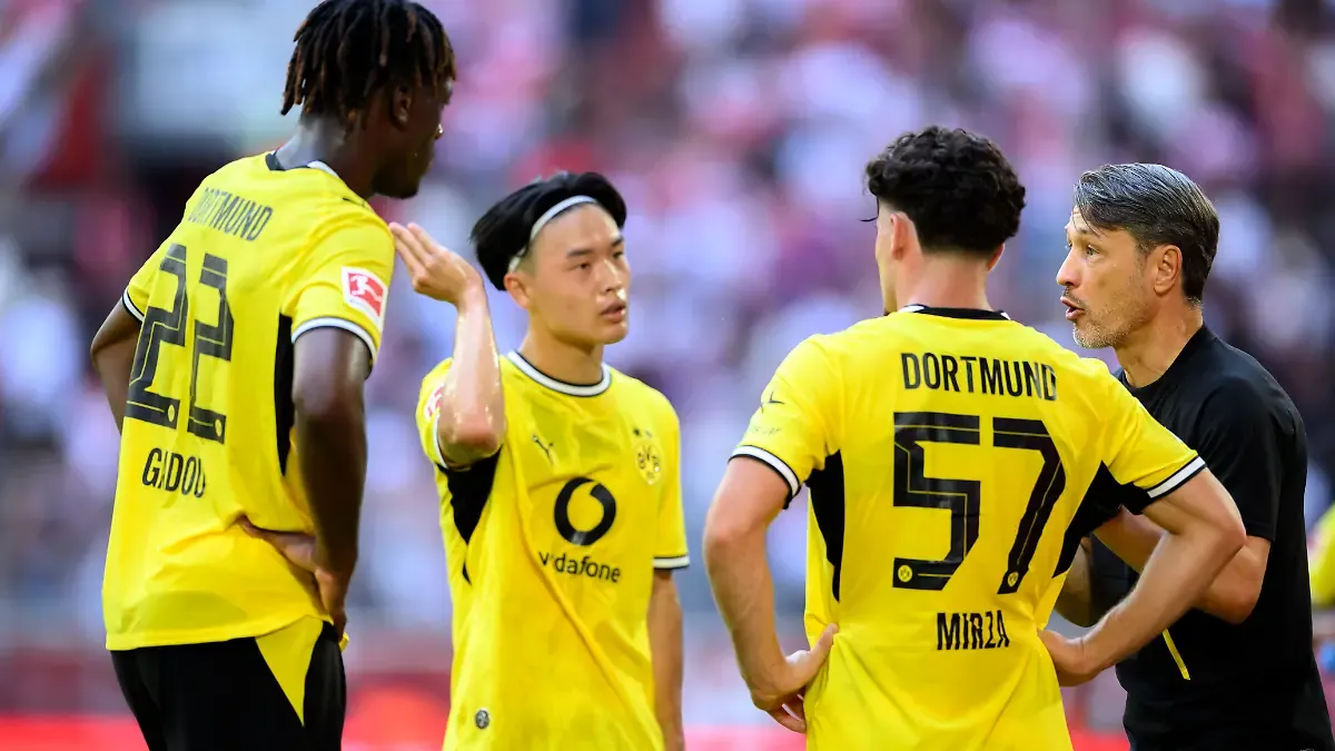 Trainer-Niko-Kovac-Borussia-Dortmund-im-Gespraech-l-r-Joane-Gadou-Borussia-Dortmund-Takato-Yamamoto-Borussia-Dortmund-Marwan-Mirza-Borussia-Dortmund-Kovac-Fussball-Testspiel-Fortuna-Duesseldorf-Borussia-Dortmund-2-1-am-25-07-2026-in-Duesseldorf-Deutschland-Merkur-Spiel-Arena-Coach-Niko-Kovac-of-Borussia-Dortmund-interviewed-from-left-to-right-Joane-Gadou-of-Borussia-Dortmund-Takato-Yamamoto-of-Borussia-Dortmund-Marwan-Mirza-of-Borussia-Dortmund-Kovac-soccer-friendly-match-Fortuna-Duesseldorf-vs