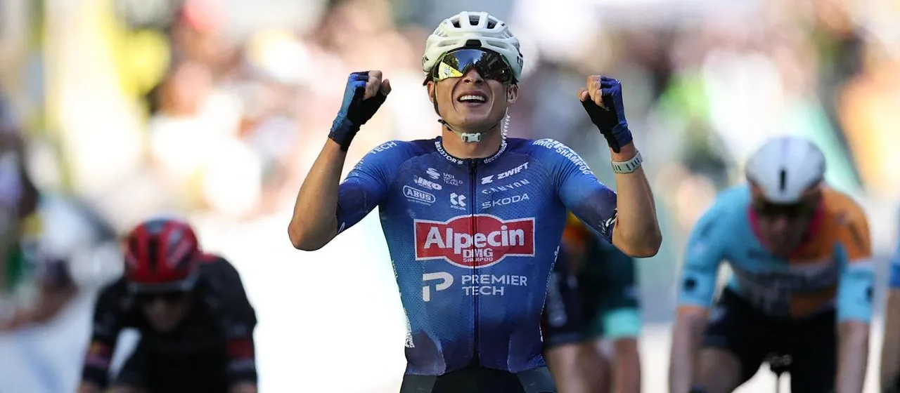 Jasper Philipsen jubelt nach der 17. Etappe