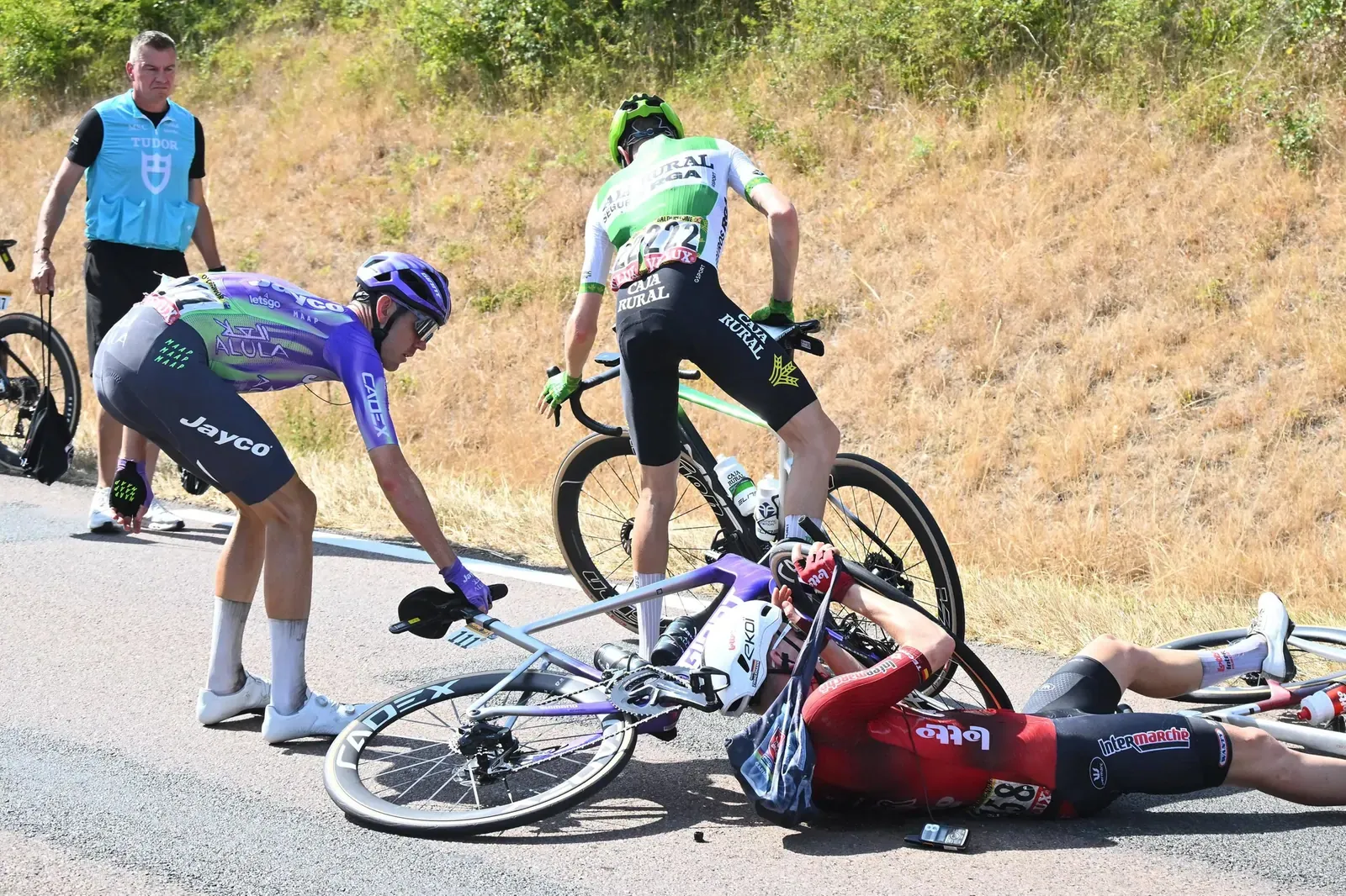 Radprofi Georg Zimmermann st&uuml;rzt gegen Ende der elften Etappe.