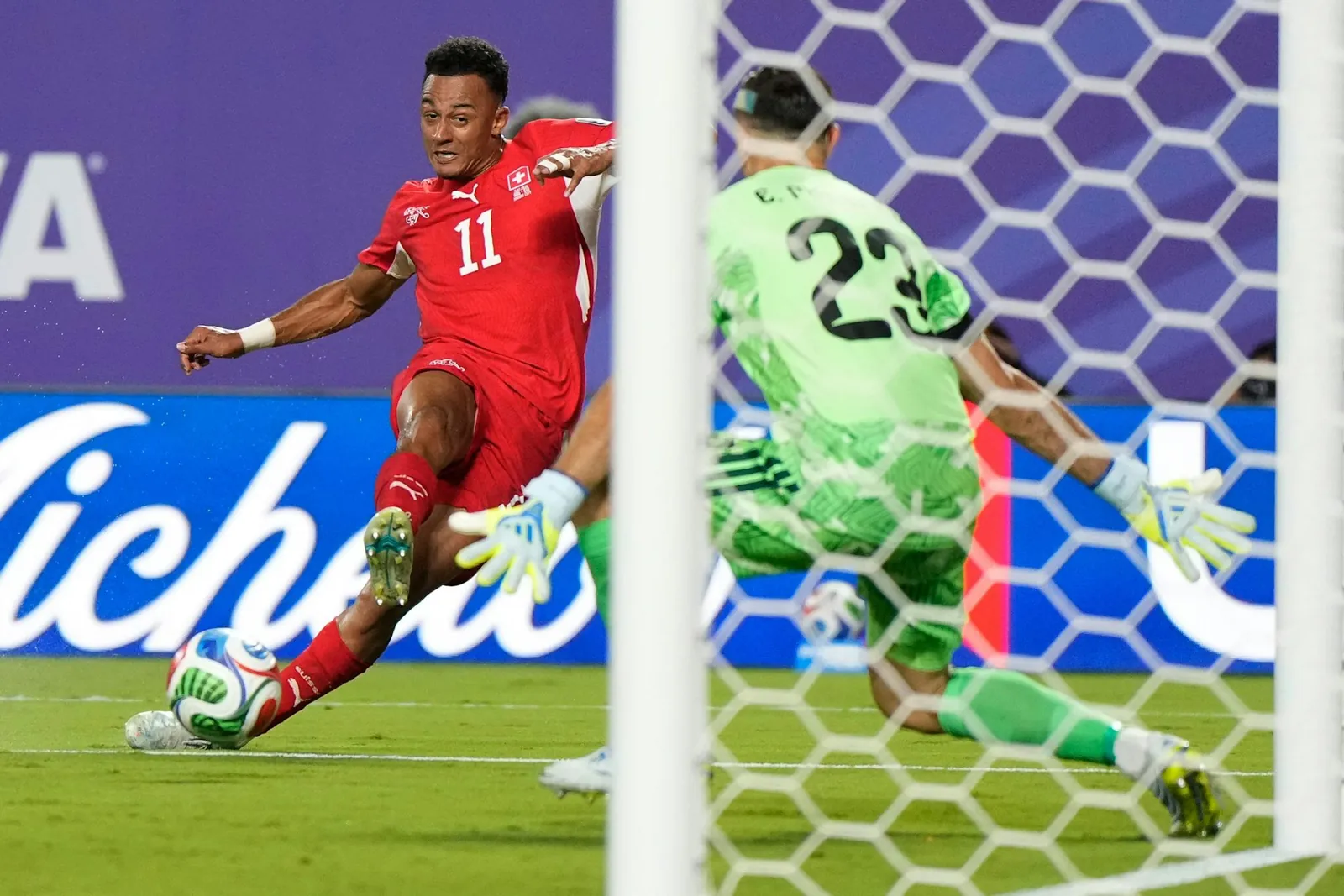 Dan Ndoye erzielt das Tor zum zwischenzeitlichen 1:1 für die Schweiz.