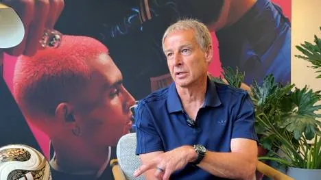 J&uuml;rgen Klinsmann findet nach dem blamablen deutschen WM-Aus deutliche Worte. Der ehemalige Bundestrainer empfindet dabei Scham, hat aber Hoffnung in den designierten Bundestrainer J&uuml;rgen Klopp.