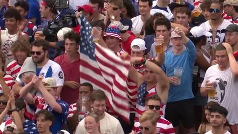 Die US-Fans feiern ihr Team ausgelassen, nachdem die USA ins Achtelfinale bei der WM eingezogen sind. Das Fußballfieber scheint über den Teich zu schwappen.