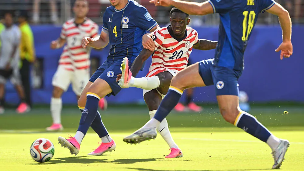 Folarin Balogun trifft erneut bei dieser WM und bringt seine Mannschaft gegen Bosnien-Herzegowina mit 1:0 in Führung. Der Treffer im Video.Quelle:MAGENTA TV