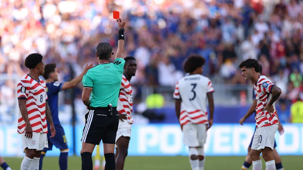 Folarin Balogun trifft den Bosnier Muharemovic am Knöchel und wird nach VAR-Überprüfung des Feldes verwiesen. Die Szene erinnert stark an das Foul von Lionel Messi im Auftaktspiel gegen Algerien. Damals blieb der VAR stumm und der Superstar auf dem Platz. Das Foul im Video.Quelle:MAGENTA TV