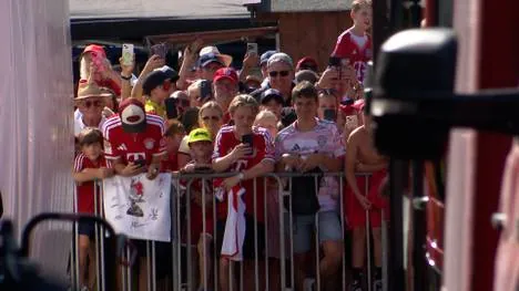 Beim Testspiel des FC Bayern gegen Rottach-Egern lockt die Massen zum kleinen Verein nach Oberbayern. Trotz der Hitze warten die Fans in Scharen, um ihre Idole zu sehen.