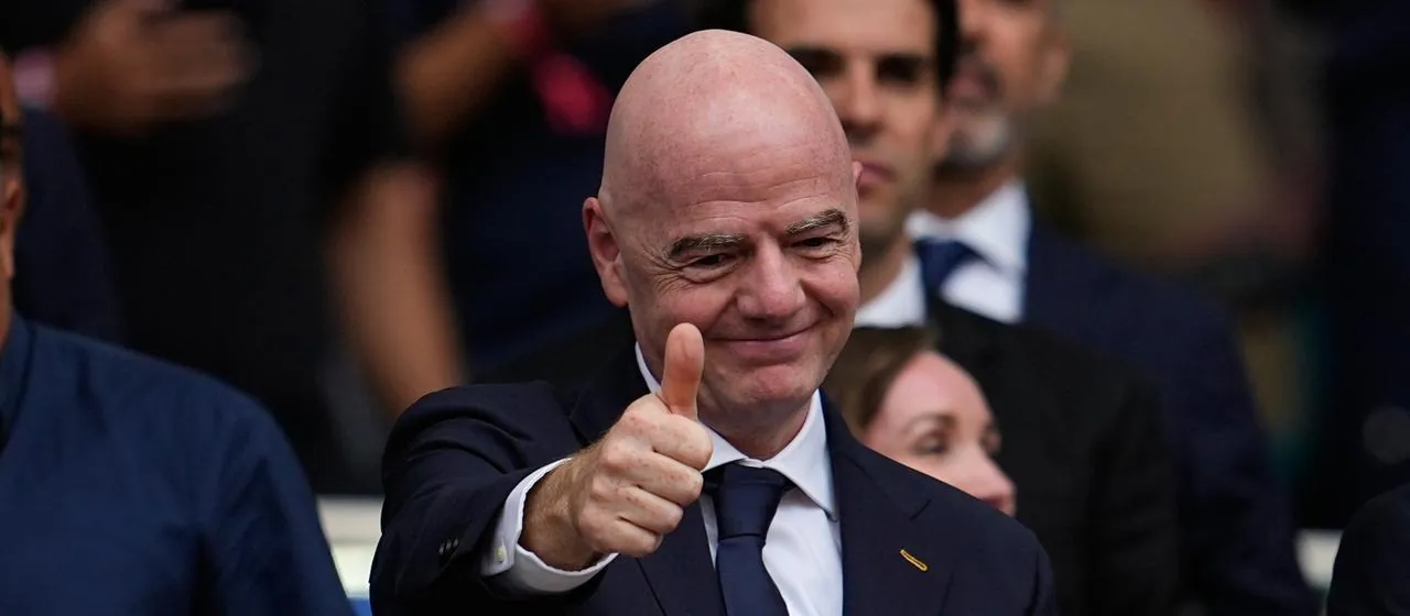 FIFA-Pr&auml;sident Gianni Infantion zeigt den Daumen hoch