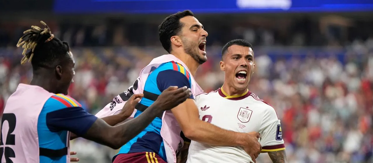 Torsch&uuml;tze Pedro Porro jubelt nach dem 2:0 gegen Frankreich im WM-Halbfinale.