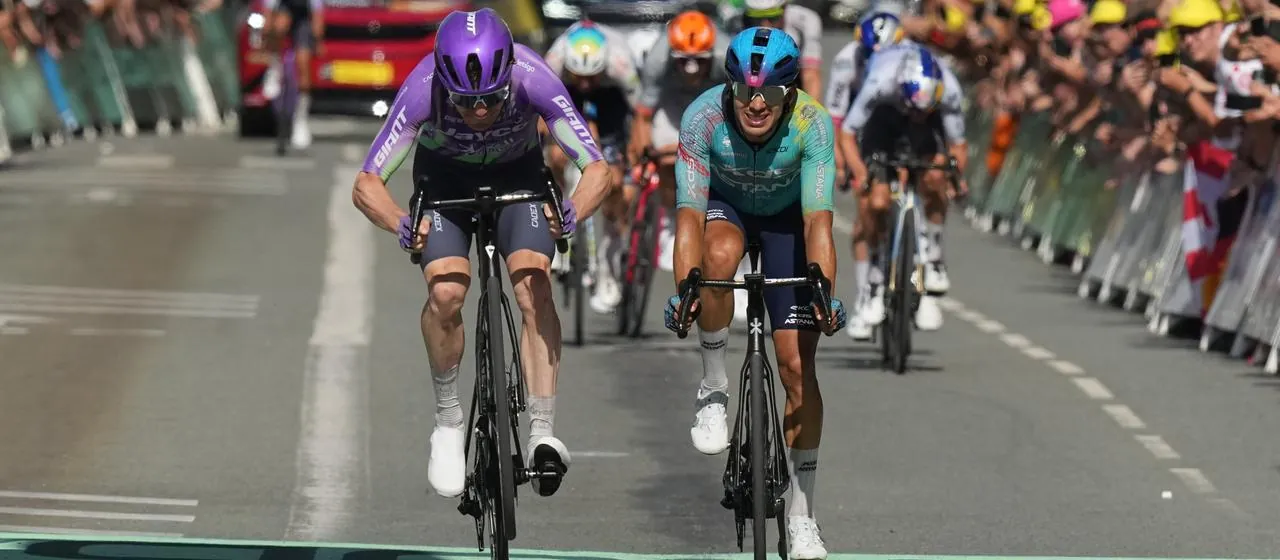 Mauro Schmid: Mit Wheelie zum &Uuml;berraschungssieg auf der 13. Etappe der Tour de France