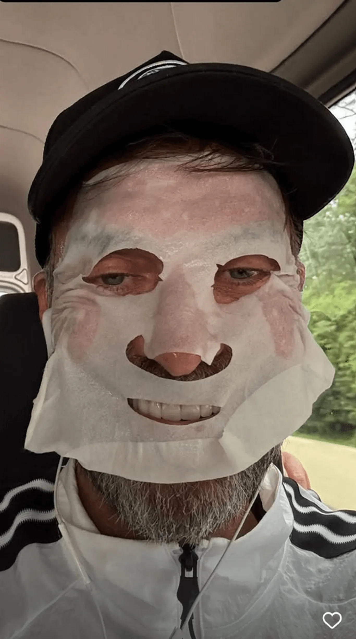 Jürgen Klopp präsentiert sich nach der Rückkehr von der WM mit Gesichtsmaske.