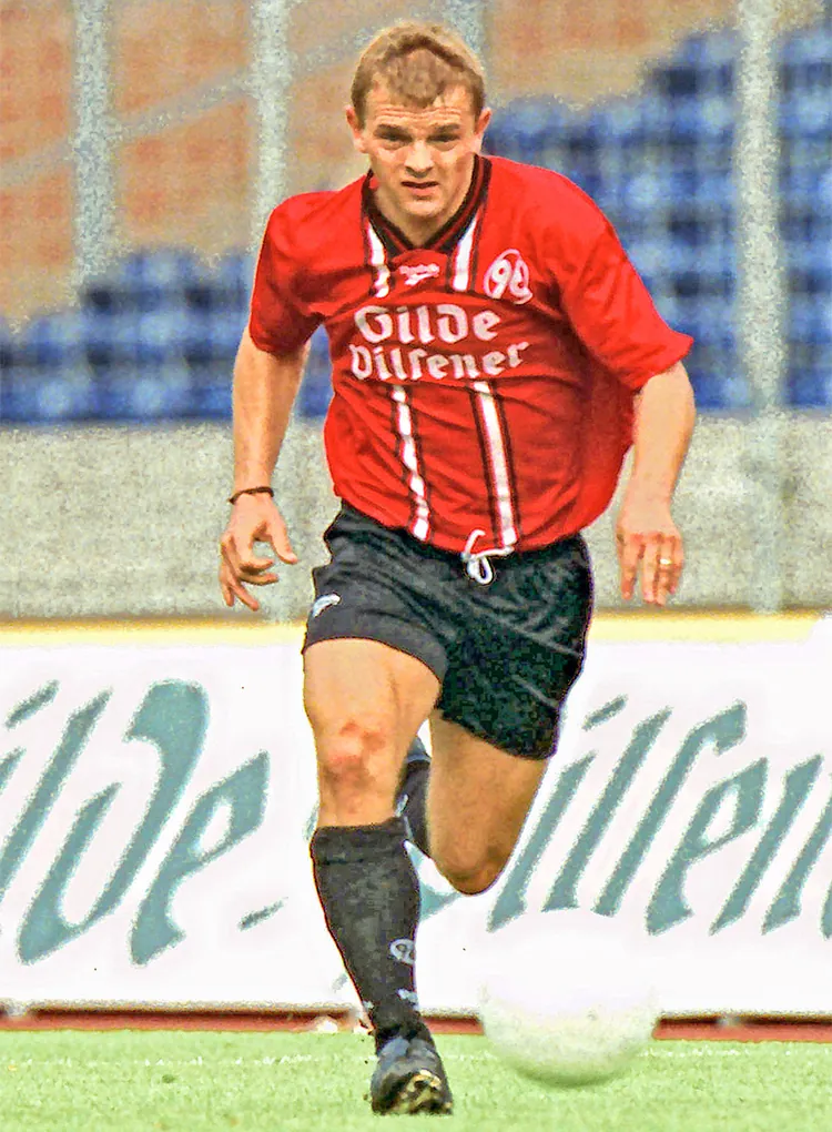 Ein altes Bild eines 96-Spielers im Heimtrikot.