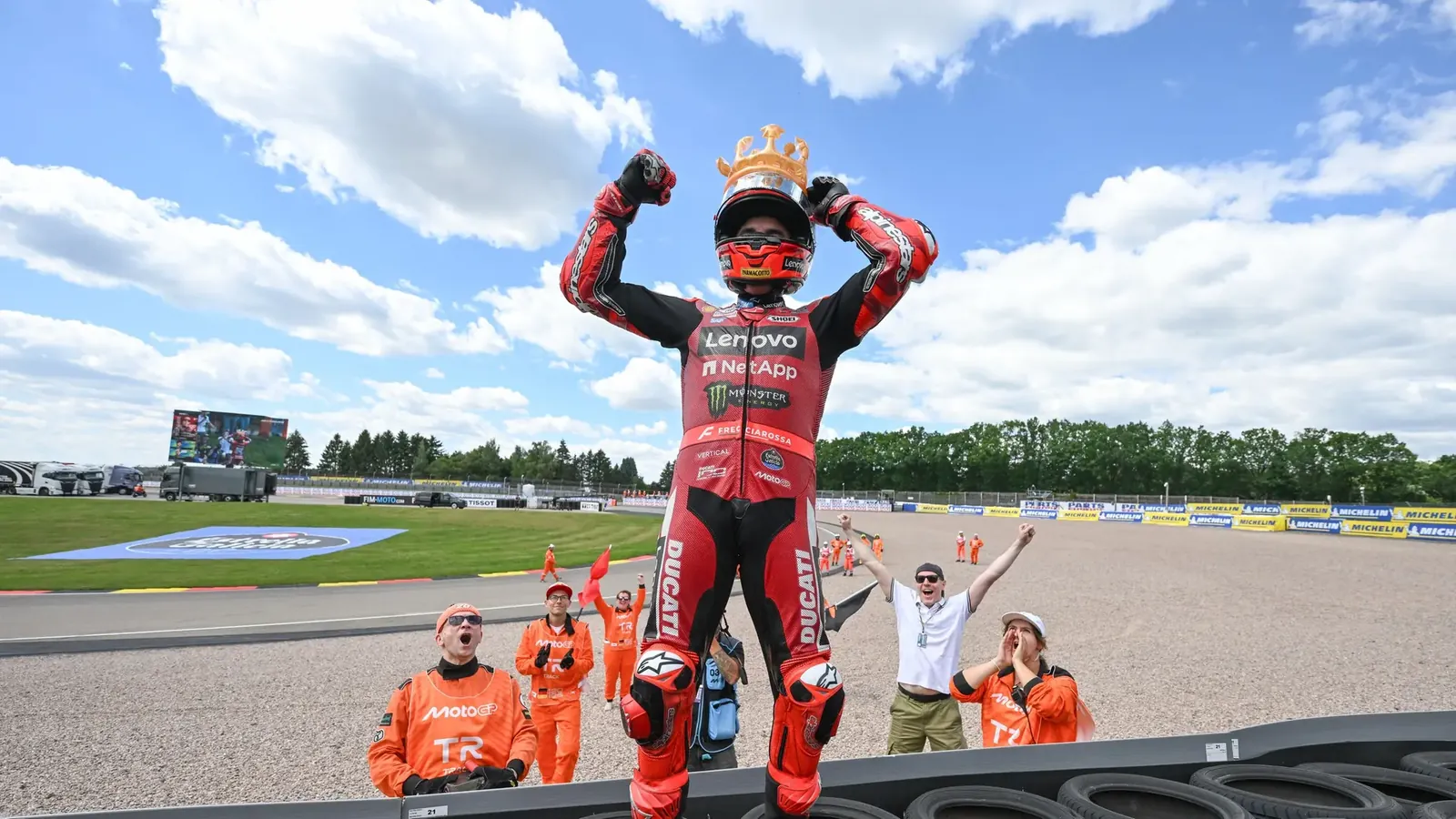 M&aacute;rc Marquez jubelt &uuml;ber seinen Doppelsieg auf dem Sachsenring - stilecht mit Krone.