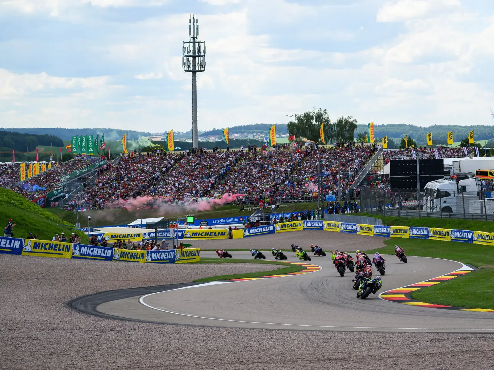 MotoGP, Rennen, das Fahrerfeld f&auml;hrt in der Einf&uuml;hrungsrunde auf der Strecke vor den Zuschauertrib&uuml;nen entlang.