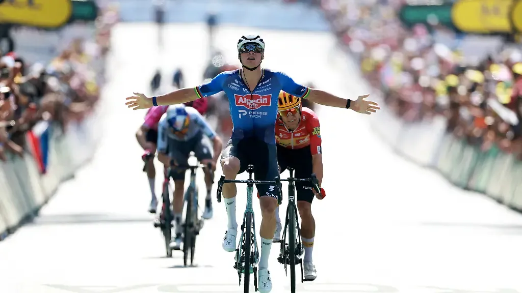 Cycling-Tour-de-France-Stage-9-Malemort-to-Ussel-USSEL-France-July-12-2026-Alpecin-Premier-Tech-s-Mathieu-Van-Der-Poel-celebrates-winning-stage-9-REUTERS-Stephanie-Lecocq