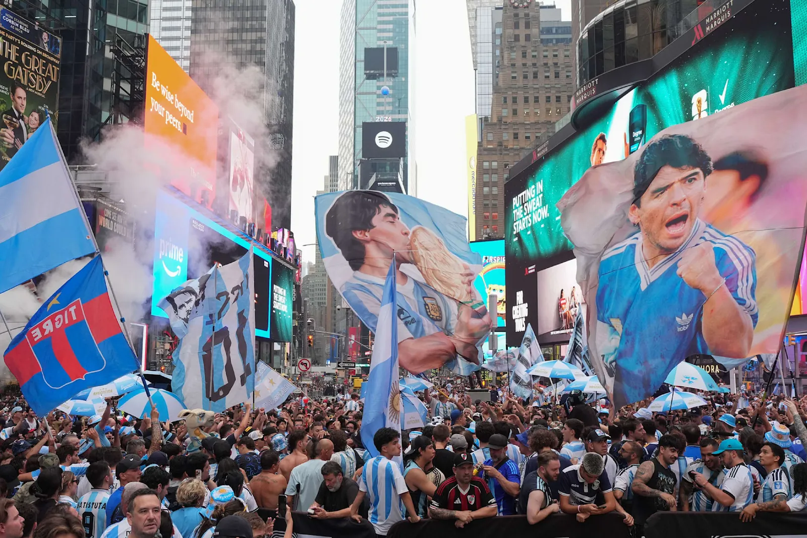 Der Times Square war fest in weiß-blauer Hand