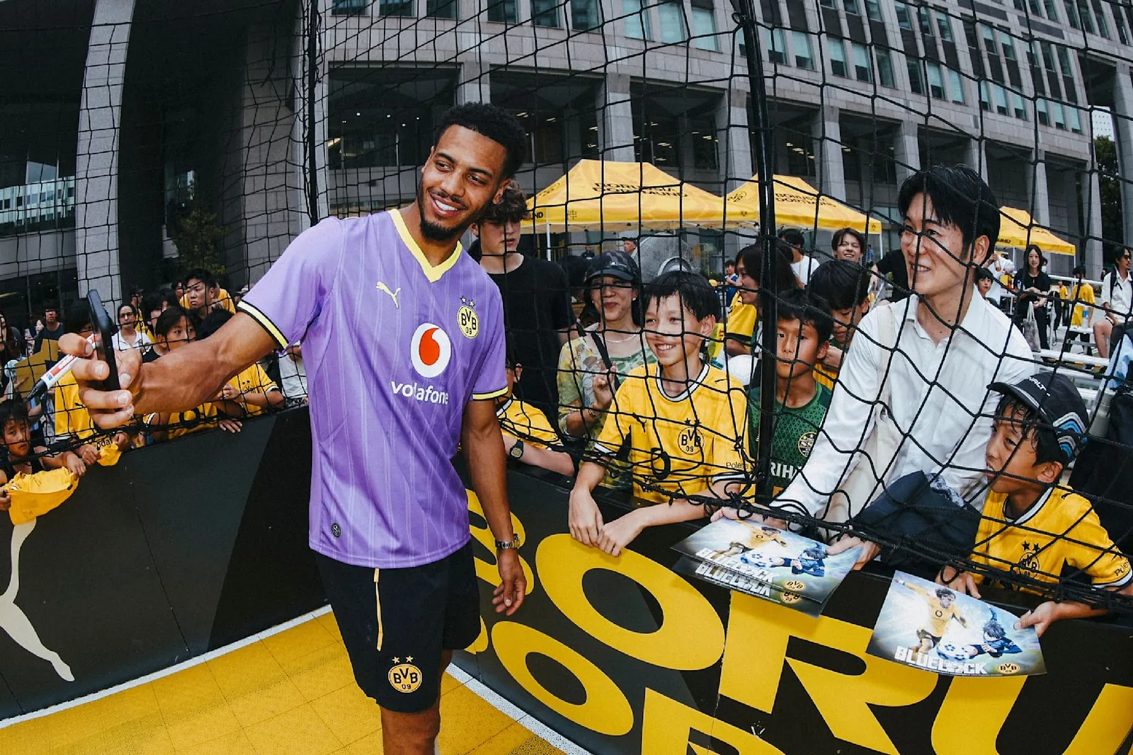 BVB-Nationalspieler Felix Nmecha tr&auml;gt das neue Trikot am Rande