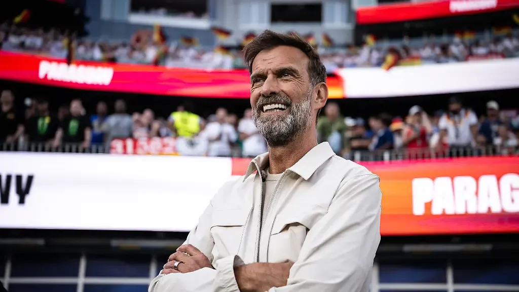 Fussball-FIFA-WM-2026-Sechzehntelfinale-in-Boston-Deutschland-Paraguay-29-06-2026-Magenta-TV-Experte-Juergen-Klopp-beobachtet-das-Elfmeterschiessen-Soccer-2026-FIFA-World-Cup-Round-of-32-in-BostonGermany-vs