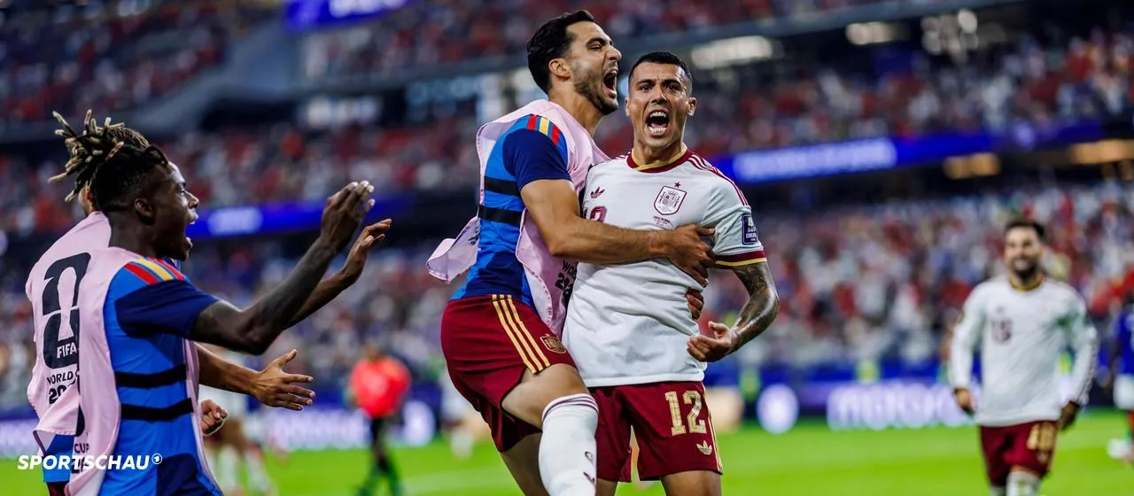 Die spanischen Spieler feiern Pedro Porro nach seinem Treffer gegen Frankreich