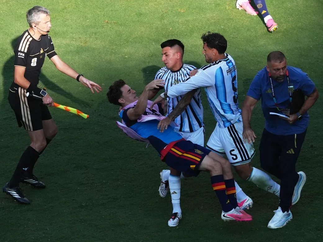 Leandro Paredes schubst nach dem WM-Finale Spaniens Gavi