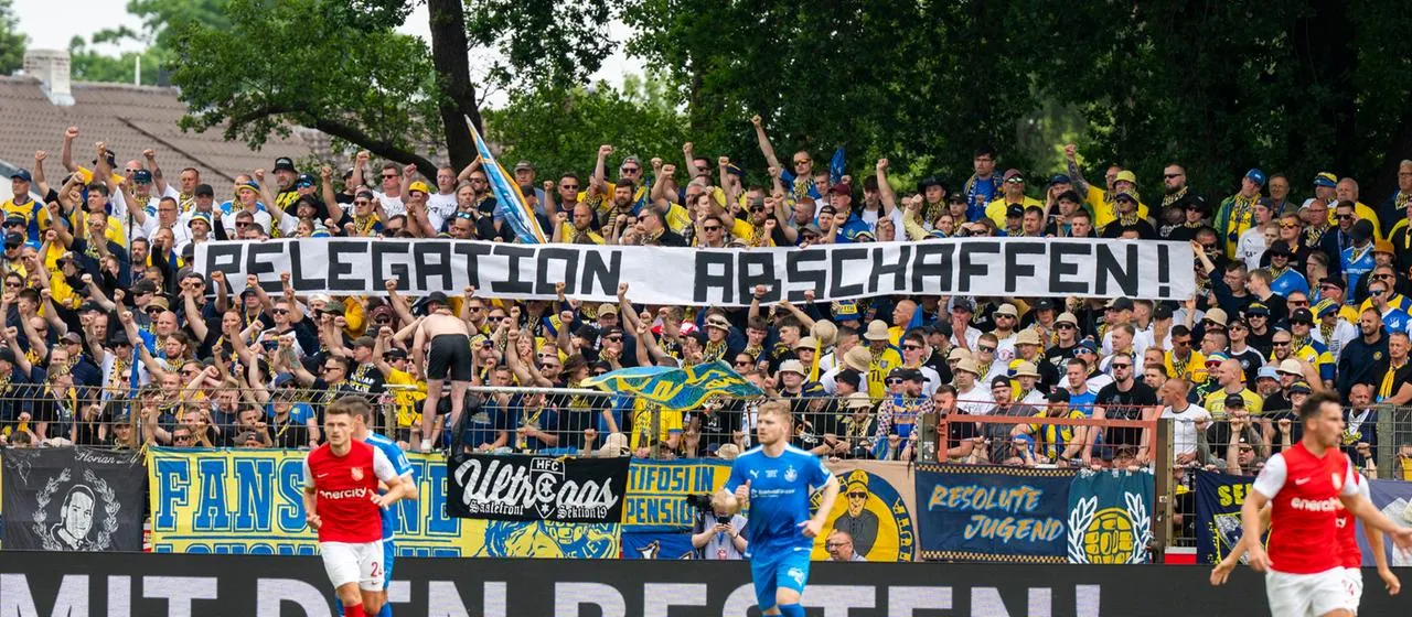 Die Leipziger Fans zeigen ein Banner mit der Aufschrift "Relegation abschaffen!"