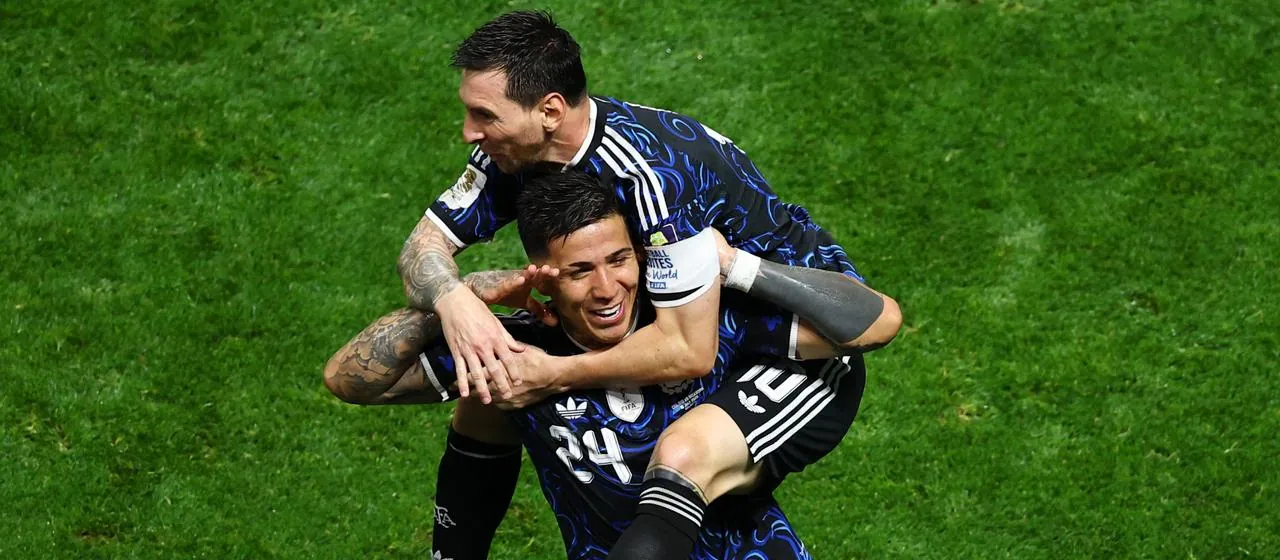 Jubel von Enzo Fernandez und Lionel Messi