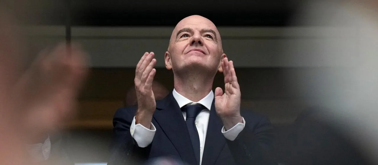 Gianni Infantino applaudiert mit erhobenem Blick.