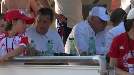 Die dicke Luft zwischen Max Eberl und Uli Hoeneß sorgte in den vergangenen Monaten für viel Gesprächsstoff. Im Rahmen eines Testspiels gab es nun eine bemerkenswerte Geste vom Ehrenpräsidenten in Richtung Eberl.