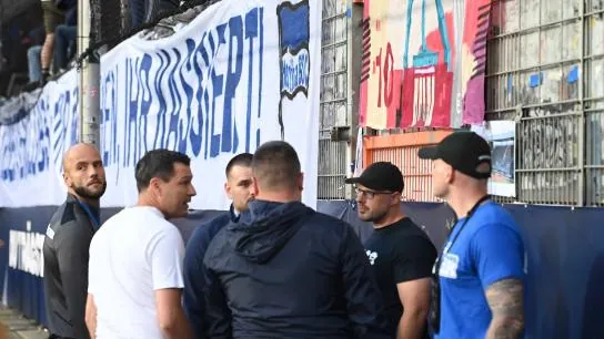 Herthas Sportdirektor Benjamin Weber spricht mit den Fans &uuml;ber ein Banner, welches ein Fluchttor versperrt (imago images/Malte Ossowski)